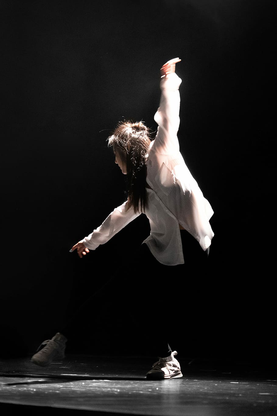woman in white dress shirt dancing on stage, woman dancing on stage HD wallpaper