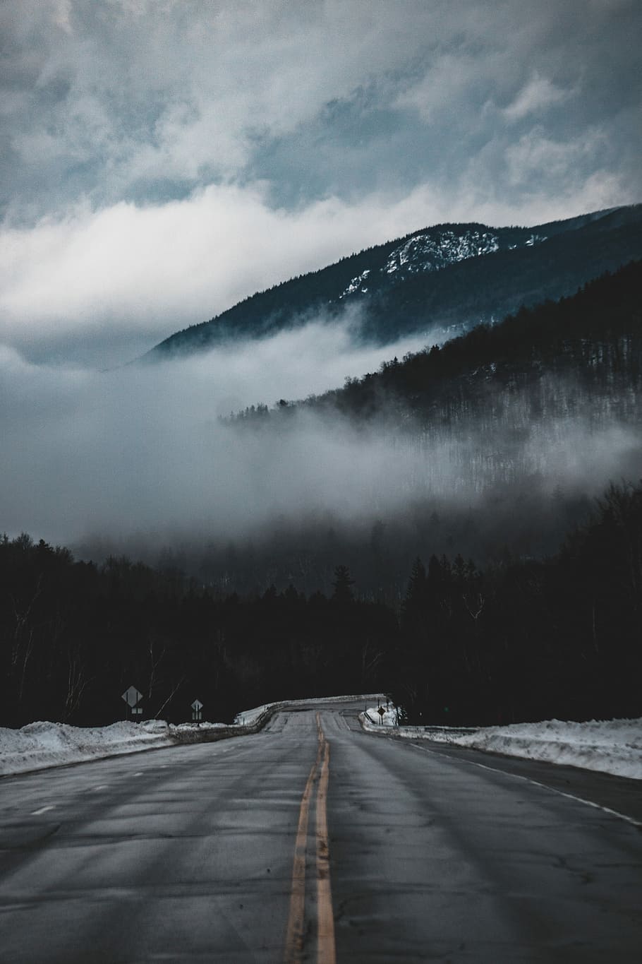 empty road facing mountain, road towards mountain with fogs at daytime HD wallpaper