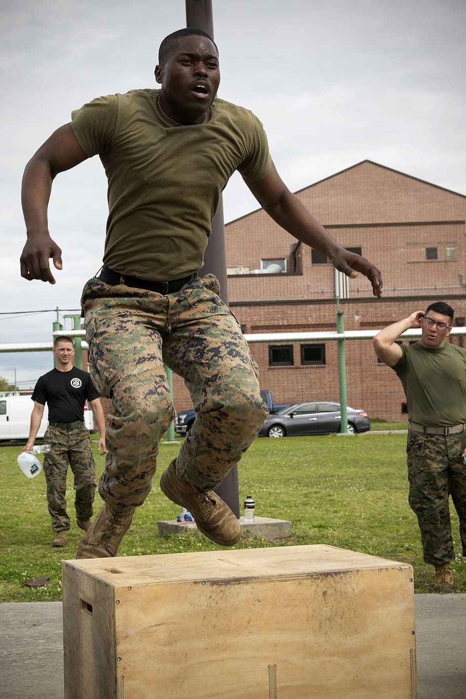 Soldier performing an obstacle course, CG's Cup, Combat Camera, HD wallpaper