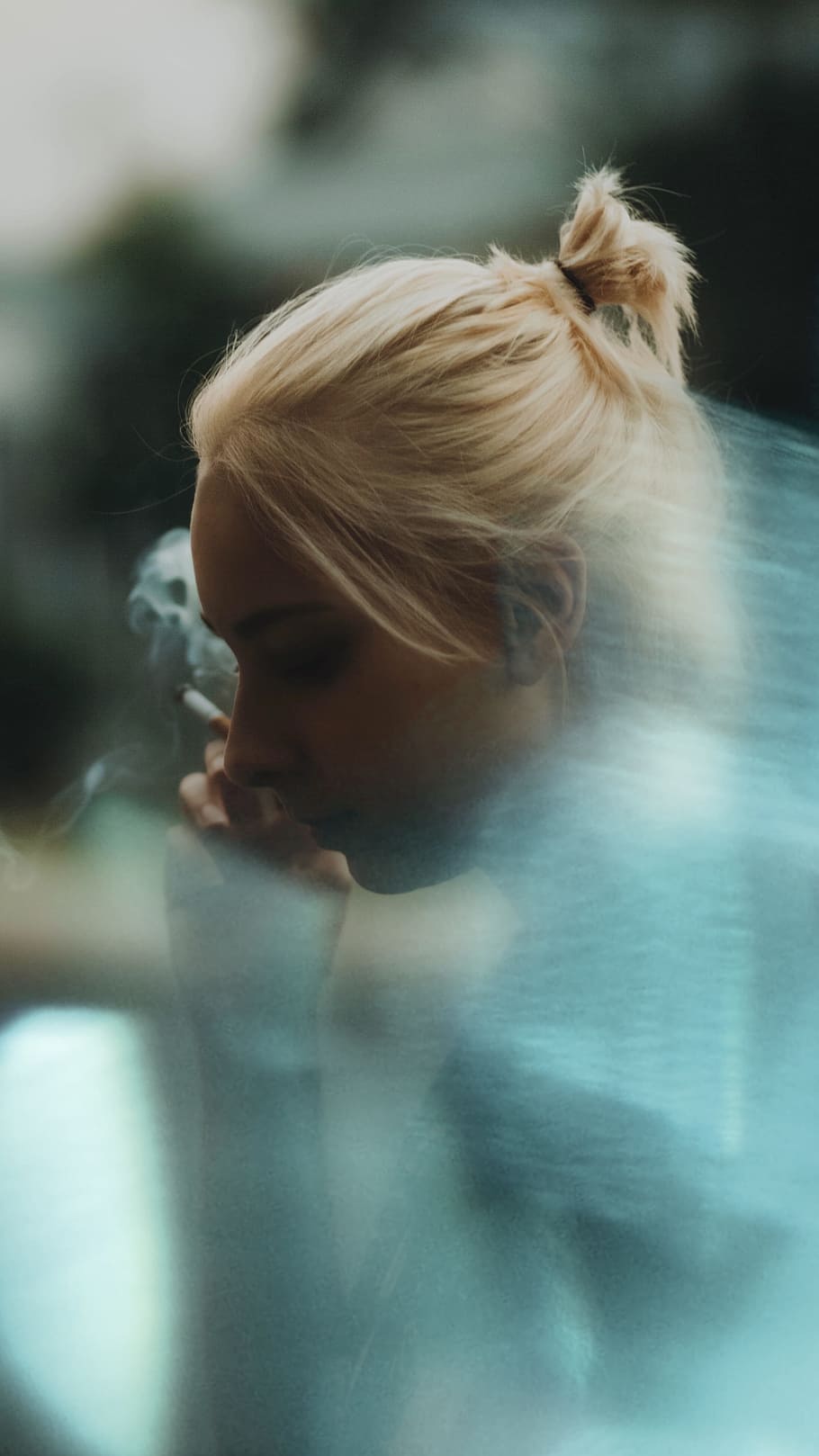 woman having smoke, women, blond Hair, one Person, adult, caucasian Ethnicity HD wallpaper