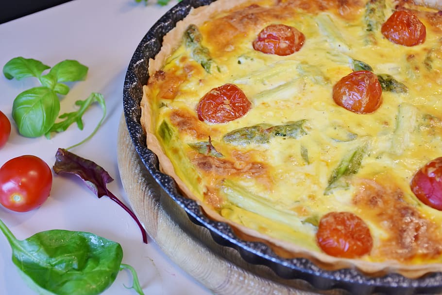 pizza on black container near tomato, omelet, round, plate HD wallpaper