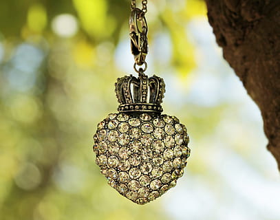 macro photography clear gemstone encrusted heart pendant, crown HD wallpaper