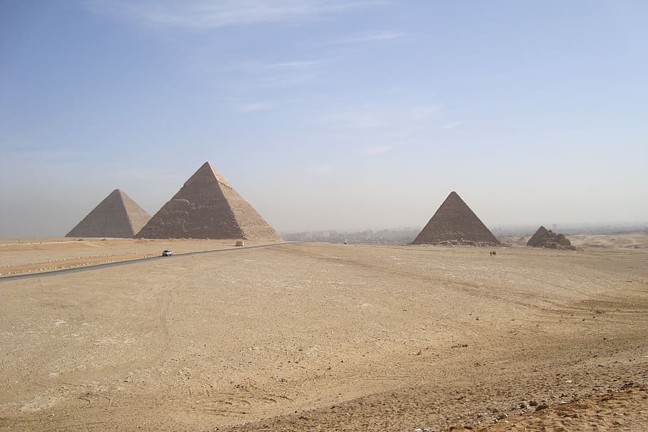 three pyramids in the middle of desert, sand, travel, soledad HD wallpaper