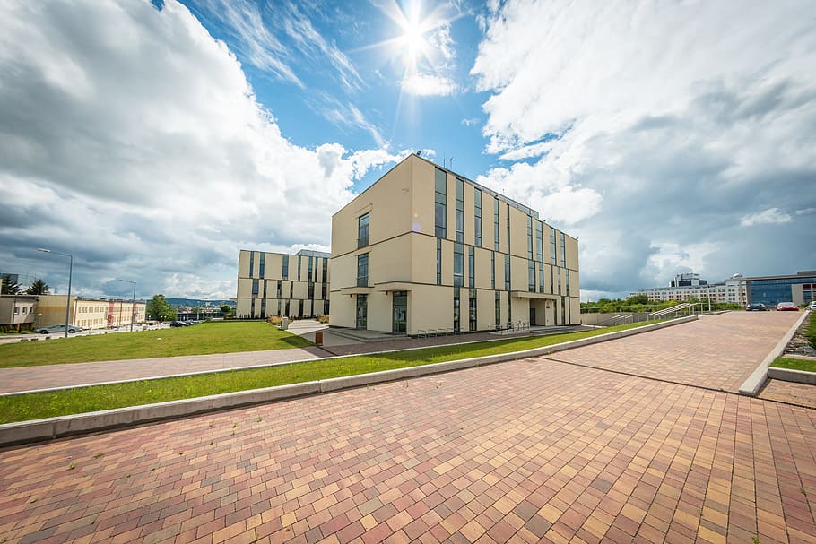 beige 3-storey building under cloudy sky, architecture, school HD wallpaper