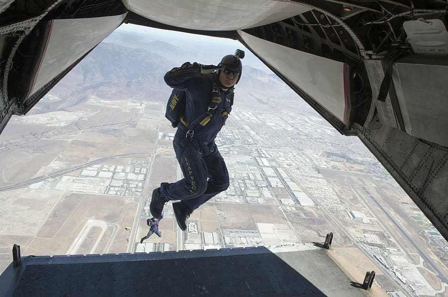 man jumping skydiving, falling, parachuting, military, training HD wallpaper