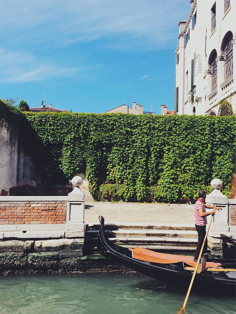 Gondola, Boat, Oar, Guy, Man, Water, canal, steps, shrubs, vines HD wallpaper