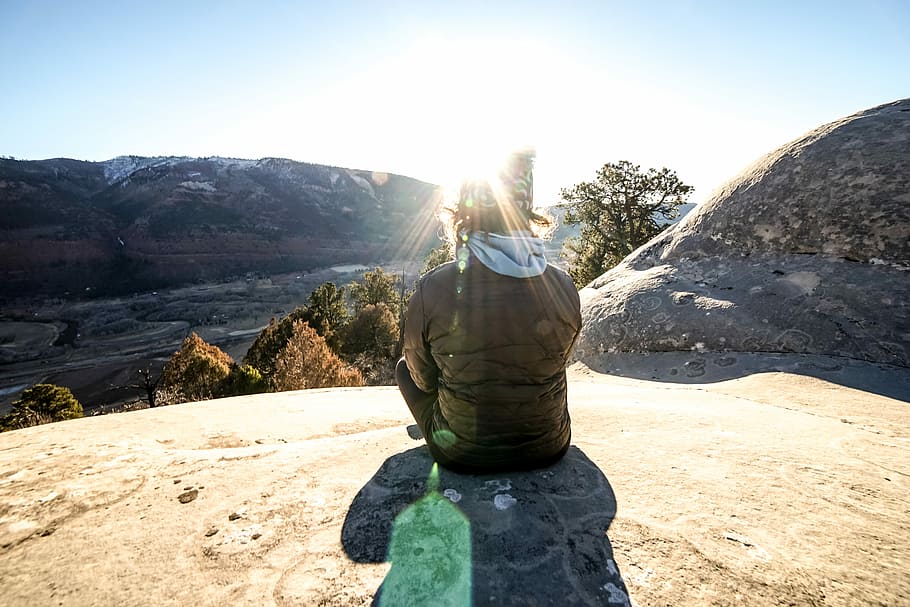 person sitting on canyon near cliff, sunlight, nature, day HD wallpaper
