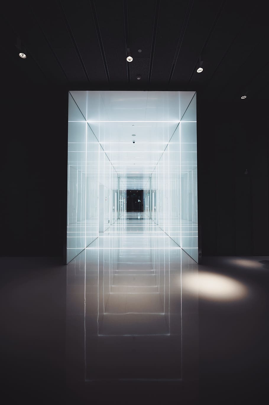 photography of white blank hall way, hallway near dark room, light HD wallpaper