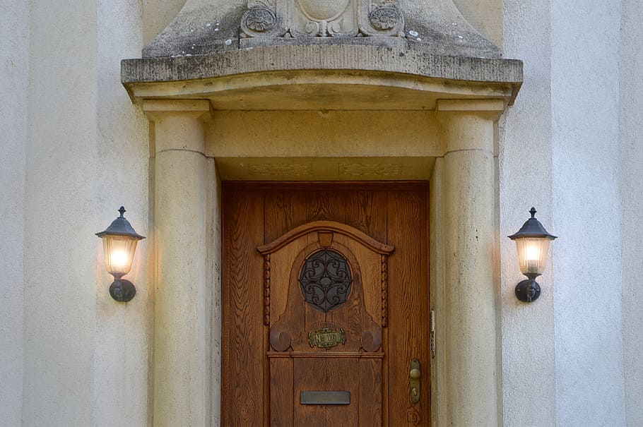 closed brown wooden door, villa, input, portal, columnar, lanterns HD wallpaper