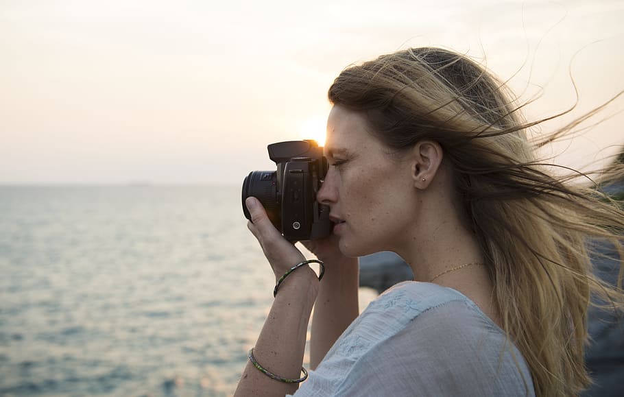 woman using mirrorless camera, calm, dom, location, travel, transportation, HD wallpaper