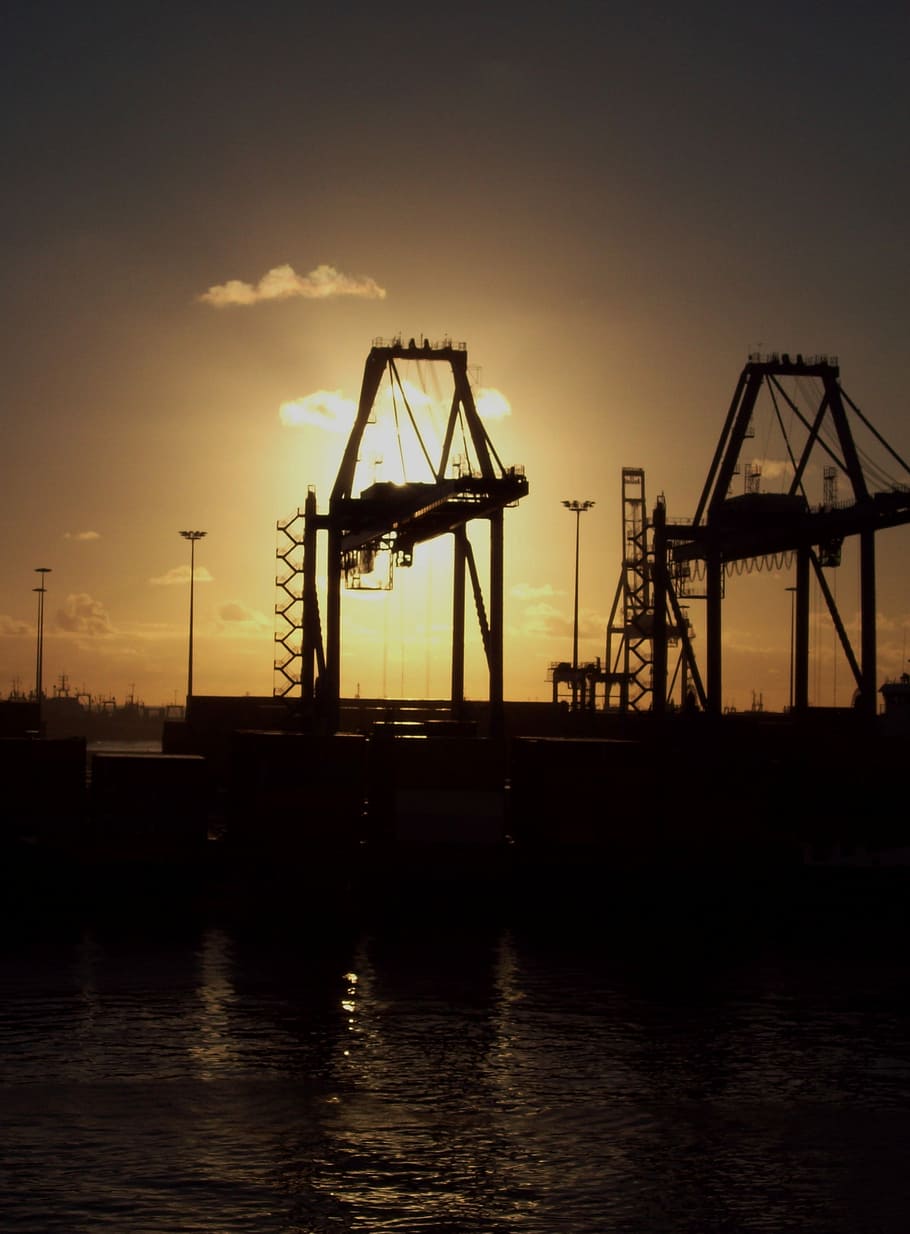 silhouette of equipment near body of water at sunset, Crane HD wallpaper