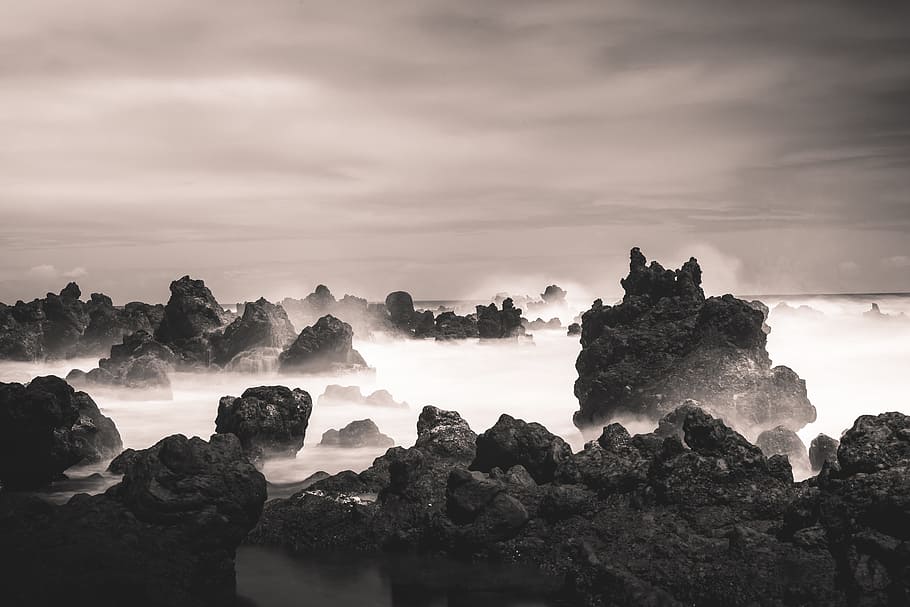 landscape photography of ocean waves crashing rocks, rock formation under gray clouds HD wallpaper
