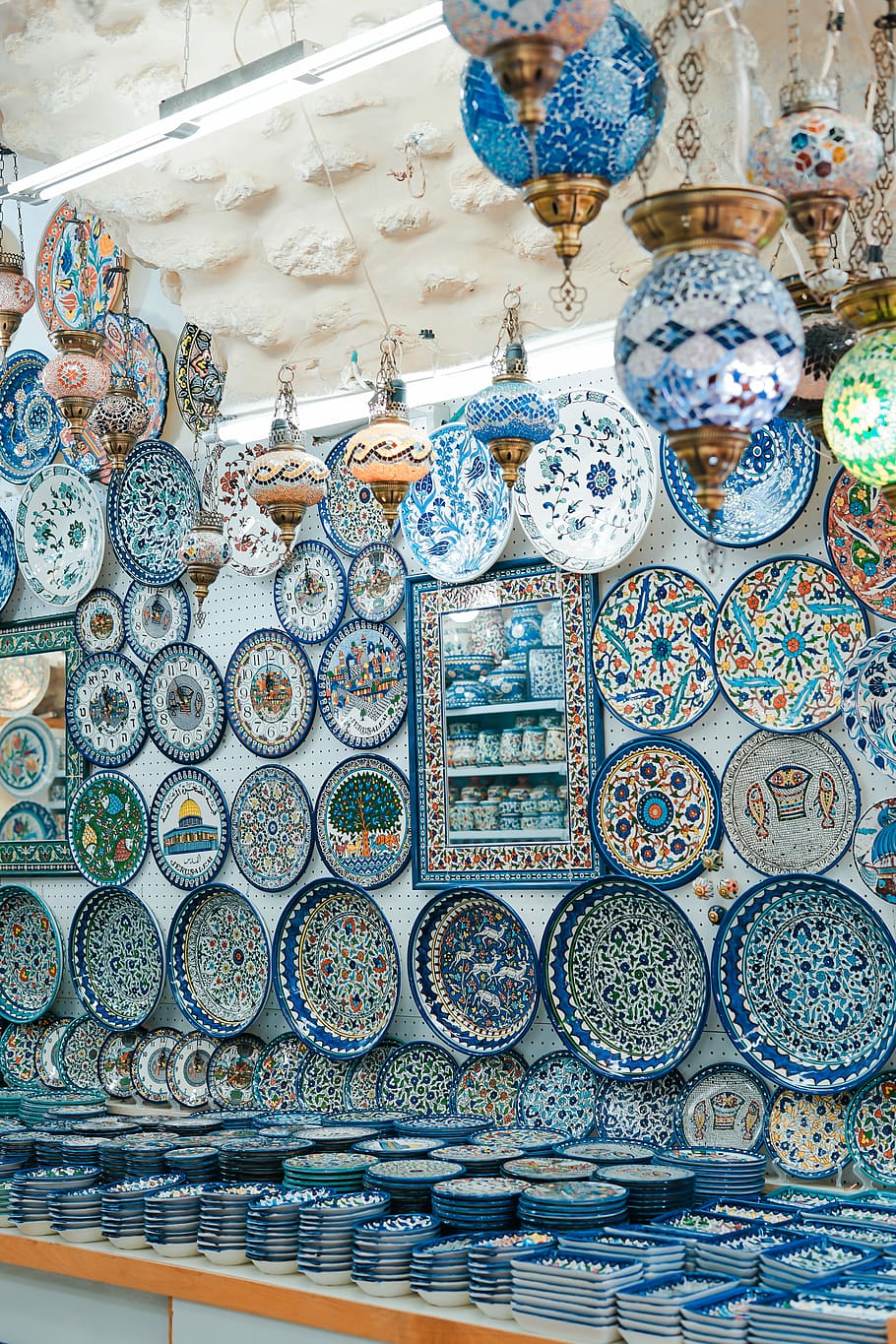 ceramic ornament lot, assorted pendant lamps near decorative plates HD wallpaper