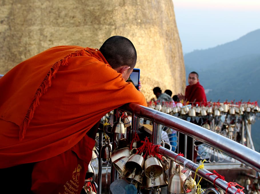 mobile, monks, technology, religion, mobility, spirituality HD wallpaper