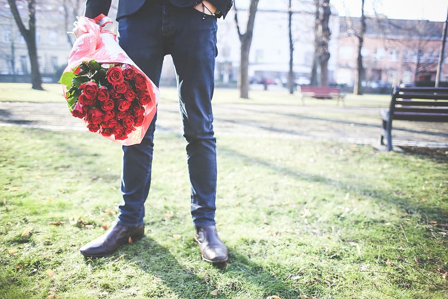 Gentleman Holding a Bouquet of Roses, flowers, grass, leather, HD wallpaper