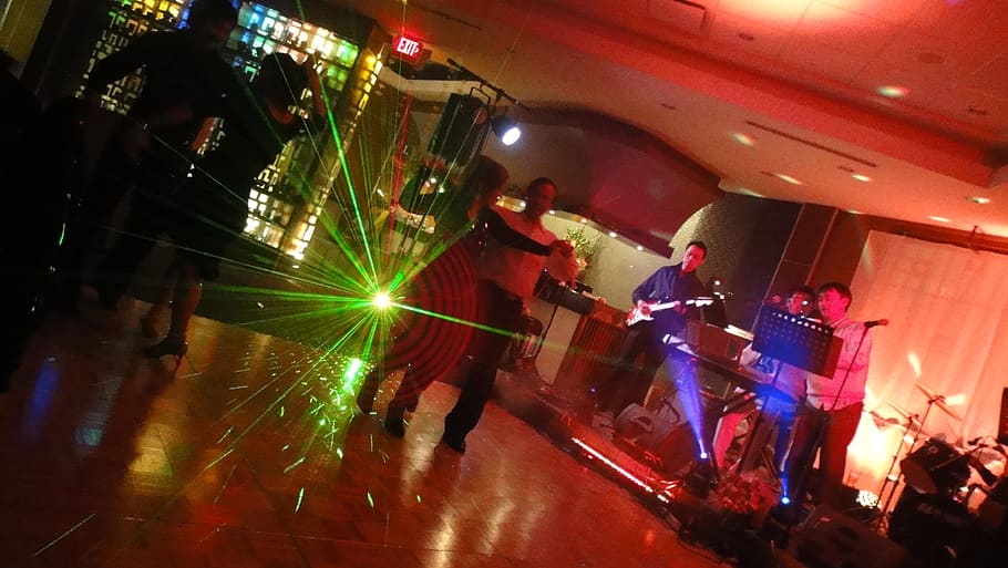 couple dancing on center floor near musicians in close room, dance, HD wallpaper