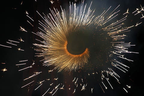 Firecracker, Circle, Sparks, Fireworks, exploding, night, firework Display HD wallpaper