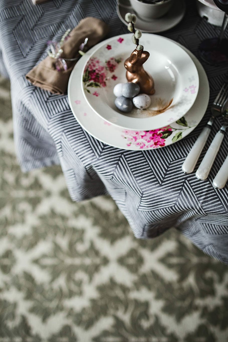 Round dinner table decorated with easter motifs, grey, holidays HD wallpaper