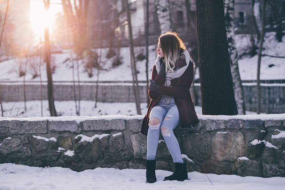 woman sitting beside tree, snow, winter, white, cold, weather HD wallpaper