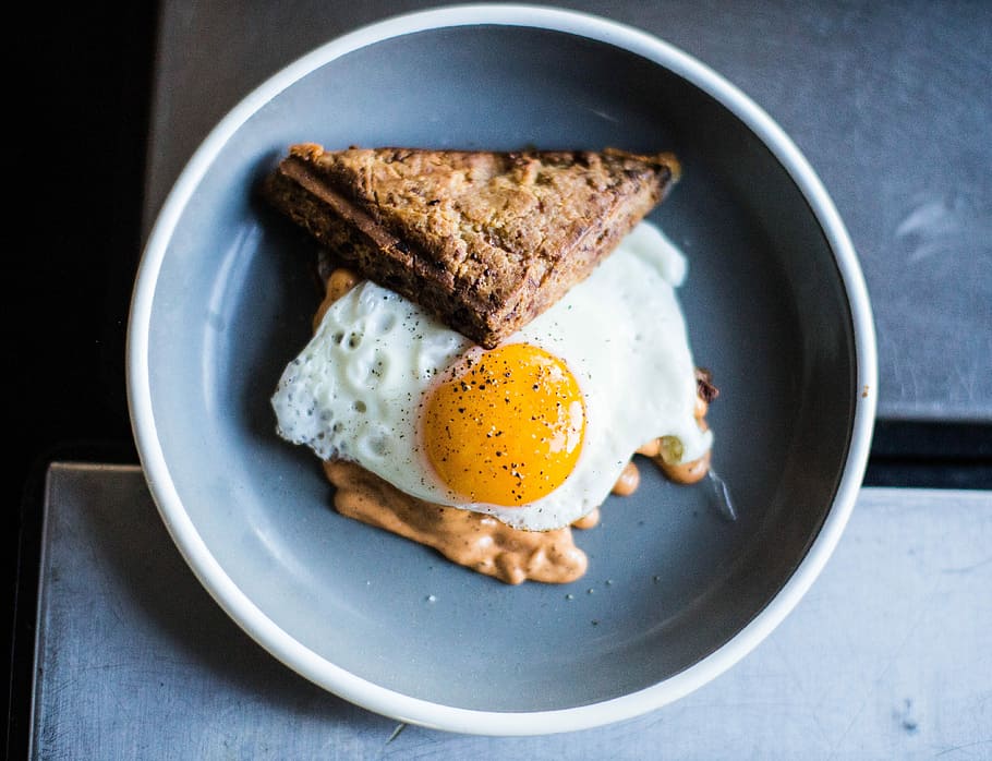baked sandwich and fried egg in bowl, cooked egg dish, food, breakfast HD wallpaper