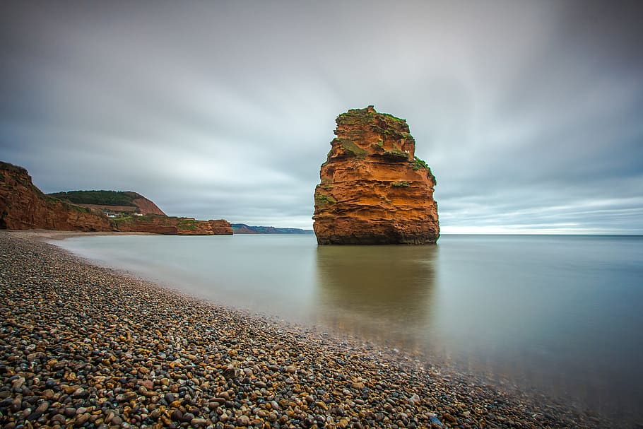 brown and green mountain in the middle body of water, reef HD wallpaper