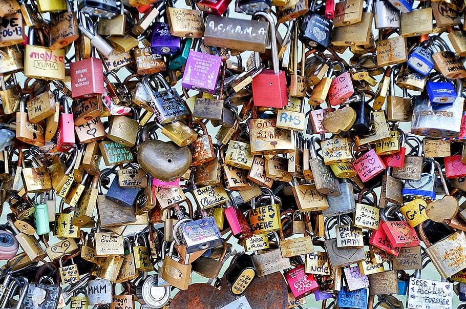 padlocks on wire fence, castle, love symbol, grid, love locks HD wallpaper