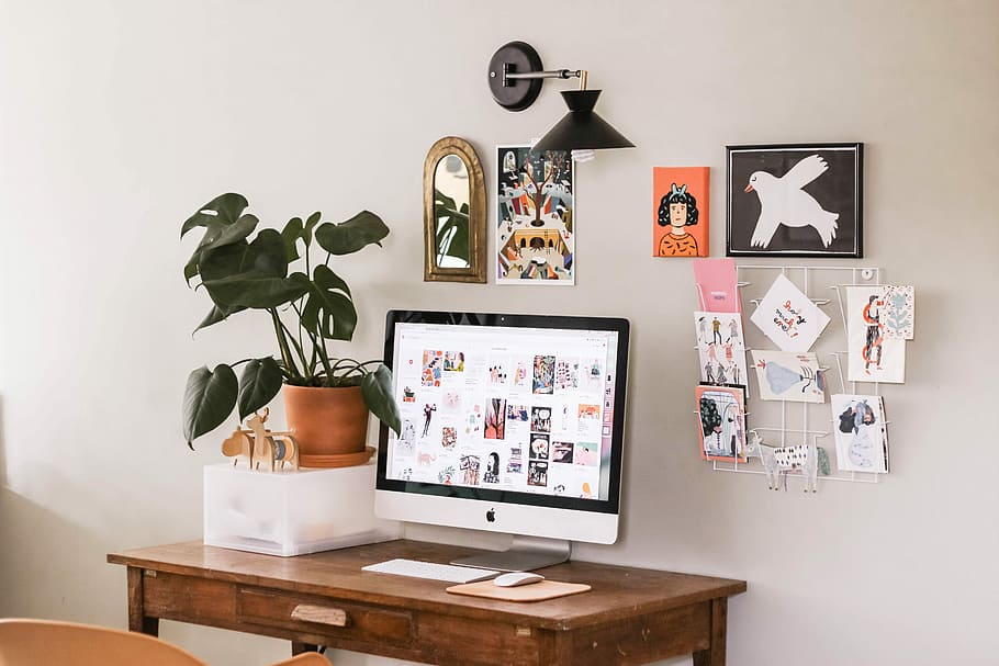 silver iMac on wooden desk, turned on silver iMac, postacrd, plant HD wallpaper