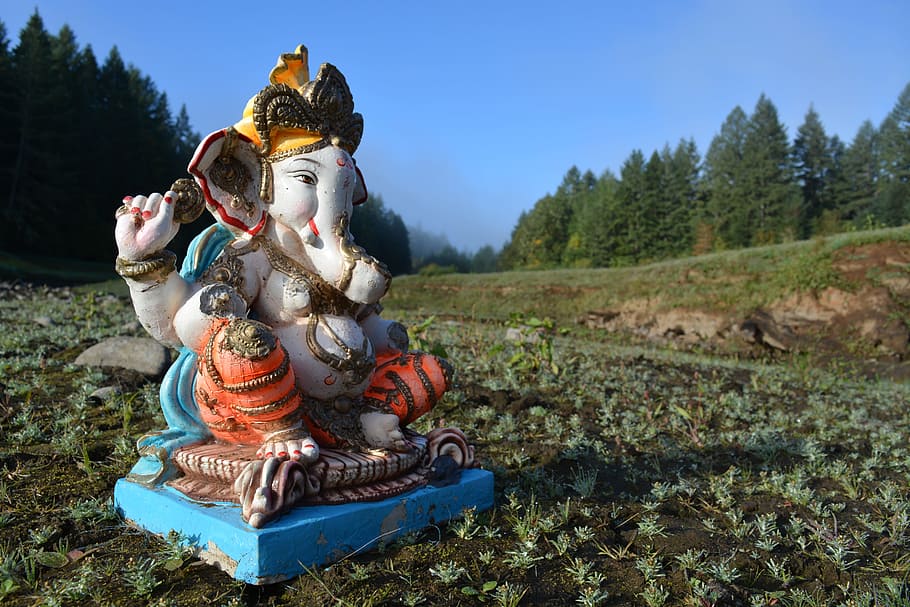closeup photography of Lord Ganesha figurine, Hagg, Lake, Oregon