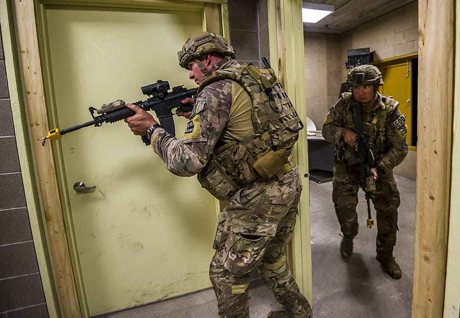 soldiers, training, exercise, breach, firearm, assault rifle HD wallpaper