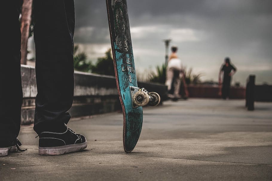 person playing skateboard, skating, skateboarding, skate park HD wallpaper