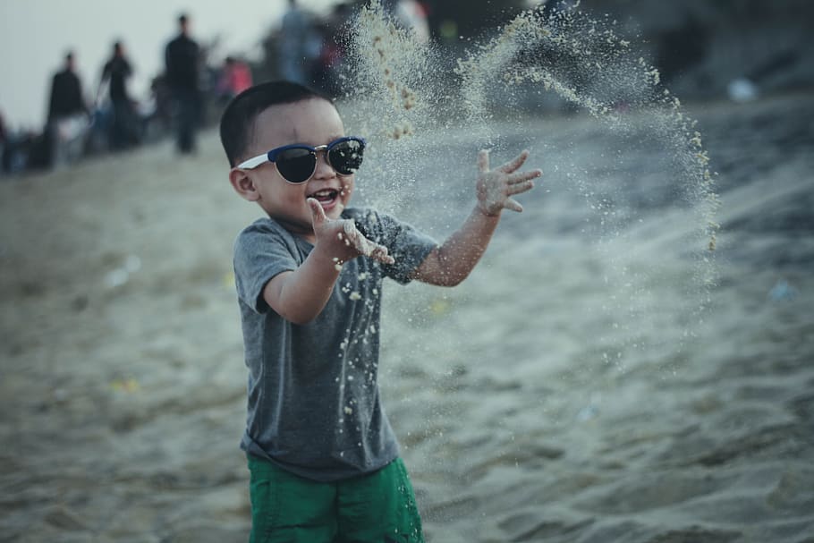 close up photo of boy wearing gray t-shirt and black framed sunglasses HD wallpaper