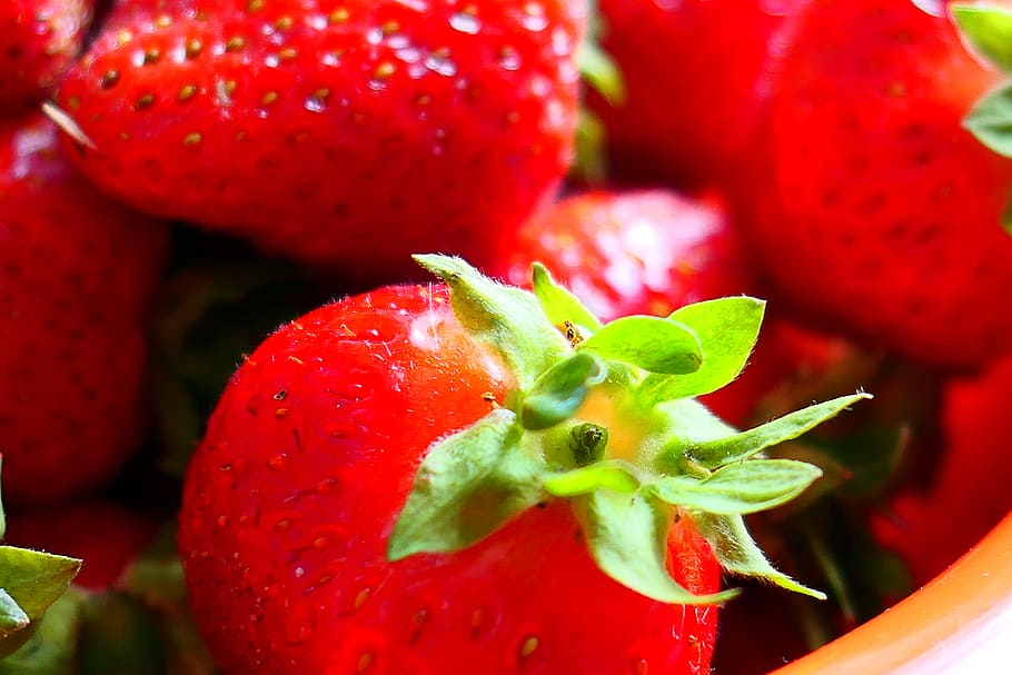 Пол ягодки. Strawberry Fruit. Полая ягода. Включи картинку сочные клубнички. Sweet Fruit.