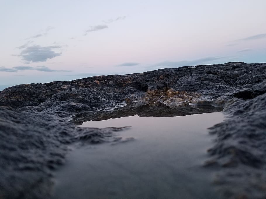 body of water near rock formation at night, gray mountain with body of water HD wallpaper