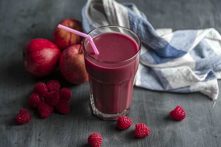 strawberry juice beside strawberry fruits, clear drinking glass with pink straw HD wallpaper