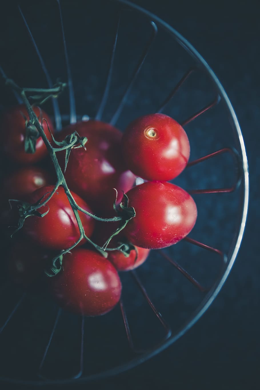 tomato cherry on bowl, shallow focus photography of red cherries HD wallpaper
