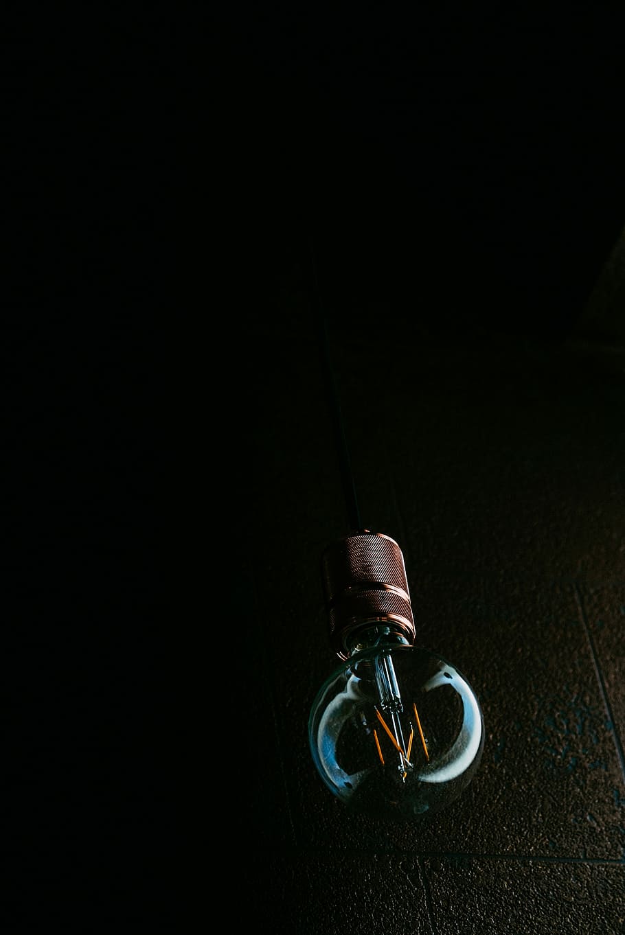 gray and blue condenser microphone, bulb, light, idea, minimal HD wallpaper