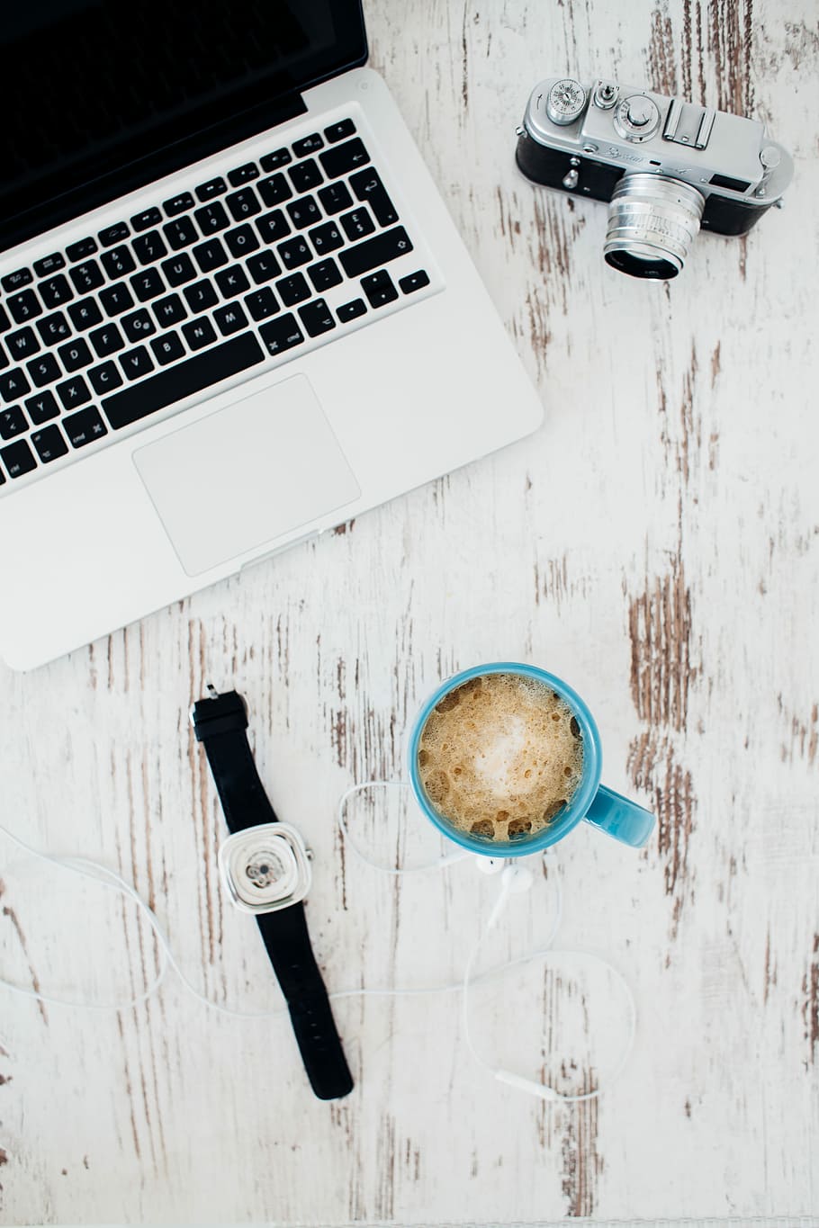 MacBook Pro, blue ceramic mug, desktop, technology, personal belongings HD wallpaper
