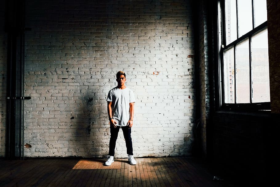 man standing in front of gray concrete wall, white, shirt, black HD wallpaper
