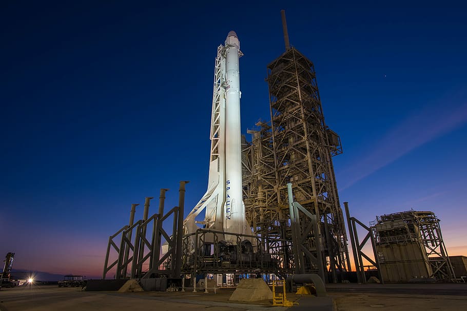 space shuttle during nighttime, space shuttle under blue sky HD wallpaper