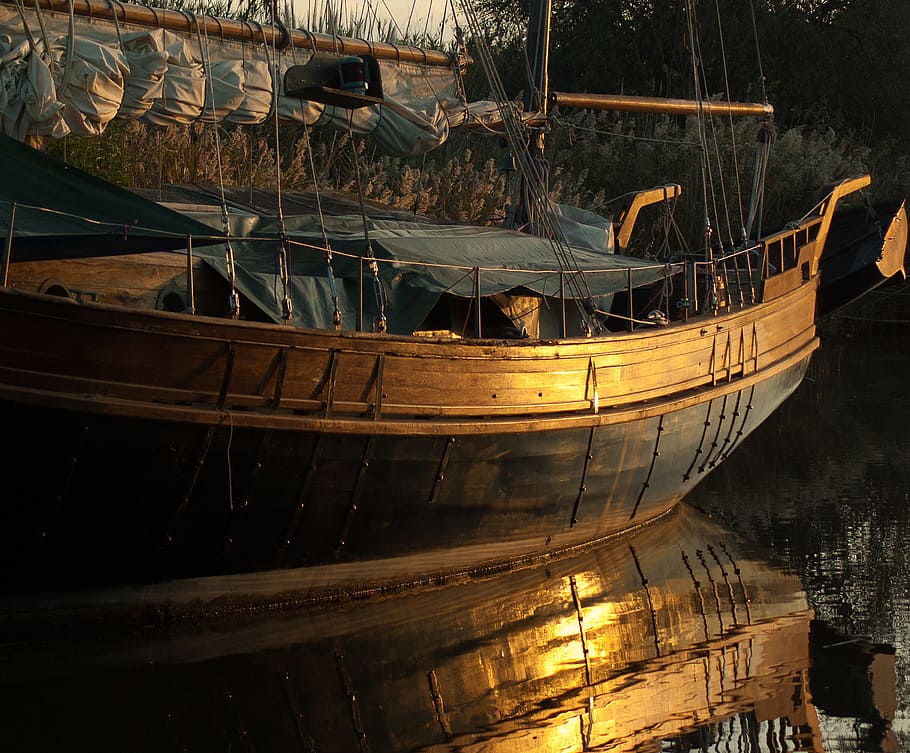 brown and black boat on calm waters, sailboat, sunset, navigation HD wallpaper