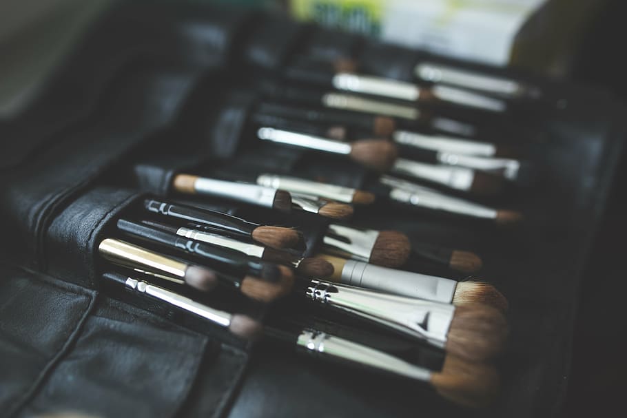 makeup brush in black leather bag, brushes, professional, tool HD wallpaper