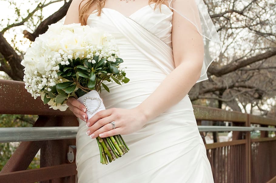 bride holding white petaled flower bouquet during daytime, wedding HD wallpaper