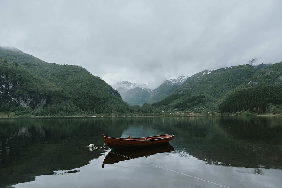 brown boat on body of water near green mountains under white sky at daytime, brown boat on body of water near green mountain under cloudy sky HD wallpaper