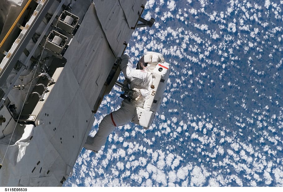 Astronaut, Spacewalk, Shuttle, Tools, suit, pack, tether, floating HD wallpaper