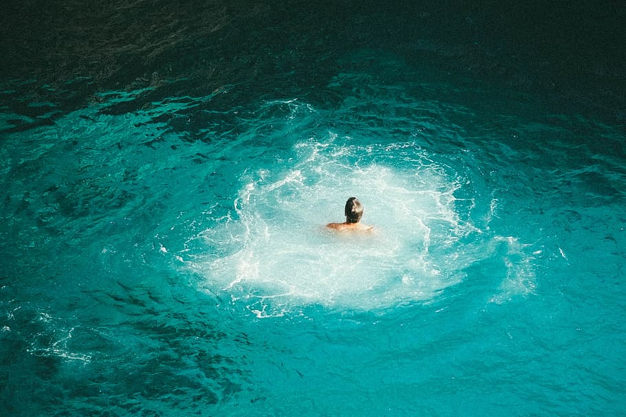 photo of person swimming on body of water, man swimming on green body of water HD wallpaper