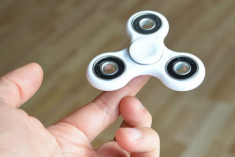 white hand spinner on index finger, fidget spinner, fidgeting HD wallpaper