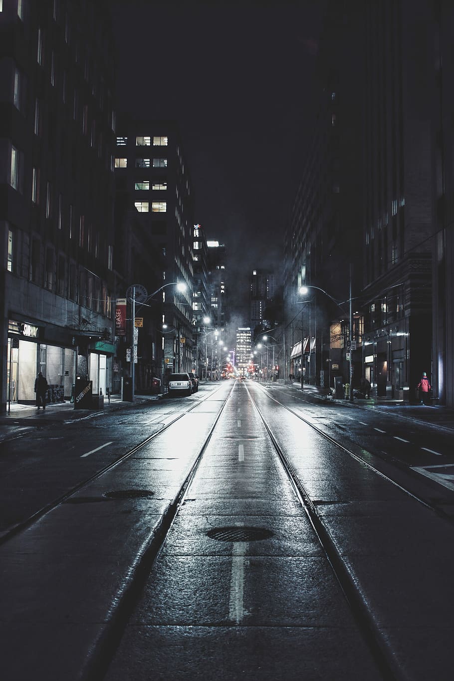 empty road in city during night, black asphalt road during nighttime HD wallpaper