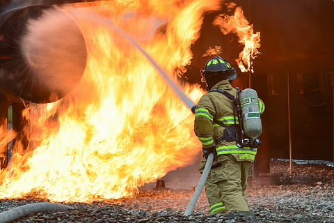 firefighter fighting a fire, training, live, controlled, protection HD wallpaper
