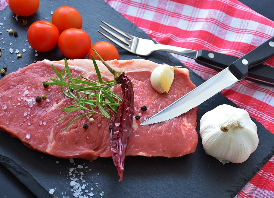 raw meat with onion, chill, and tomato, steak, rumpsteak, beef