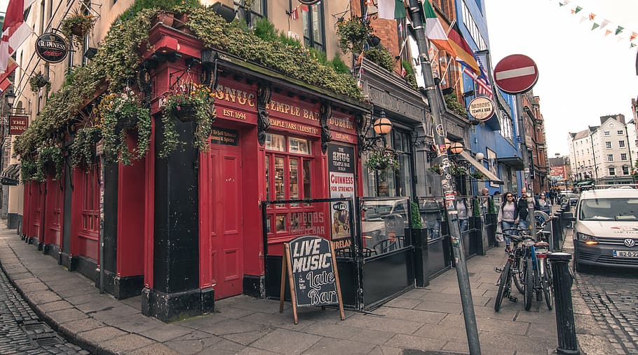 woman walking beside building during daytime, pub, bar, beer HD wallpaper